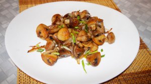 Шампиньоны жареные с луком