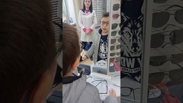 ГОША ВЫБИРАЕТ НОВЫЕ ОЧКИ смотреть онлайн