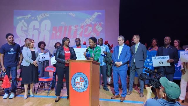 Karen Calloway of Kenwood Academy High School surprised with 2023 Golden Apple Award смотреть онлайн