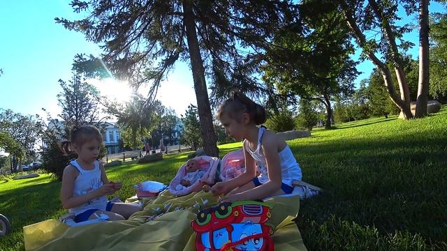 Играем как мамы с Бэби Анабель открываем чупа чупс гуляем в парке Playing with Baby Annabell смотреть онлайн