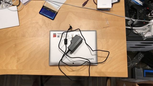 Lenovo Miix 320 Followup : Hinge demonstration and power adapter смотреть онлайн
