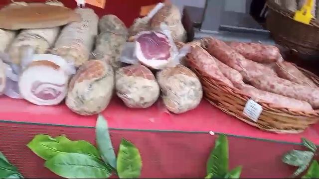 Большой выбор еды на празднике каштанов в Италии