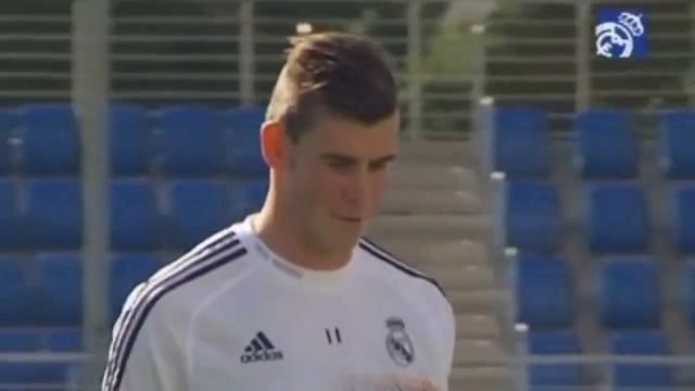 Gareth Bale with Cristiano Ronaldo on first day of training at Real Madrid смотреть онлайн