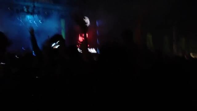 Smack My Bitch Up (Sit Down) - The Prodigy @ Creamfields 2013 смотреть онлайн
