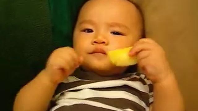 Baby eating apple смотреть онлайн