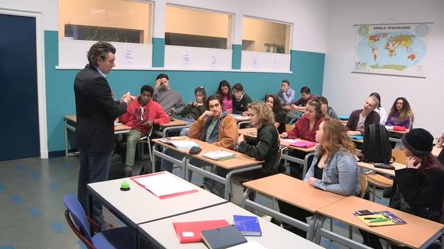 LEERLING TREKT BROEK VAN MEISJE NAAR BENEDEN IN DE KLAS смотреть онлайн