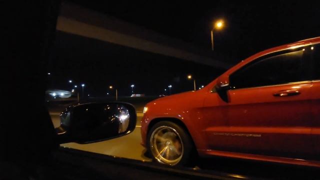 Tuned Dodge Charger R/T vs Jeep Grand Cherokee SRT (roll race) смотреть онлайн