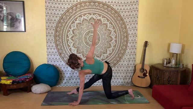 Yoga Pose Breakdown - Half Moon _ 20-minute Intermediate Flow with Jen Hilman смотреть онлайн