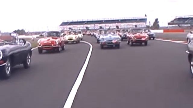 E-Type Jaguar Parade Lap from 4 BXV at Silverstone Classic 2011 смотреть онлайн