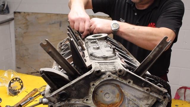 Restoration of a V12 Series III E-Type Jaguar Engine (Part 1) смотреть онлайн