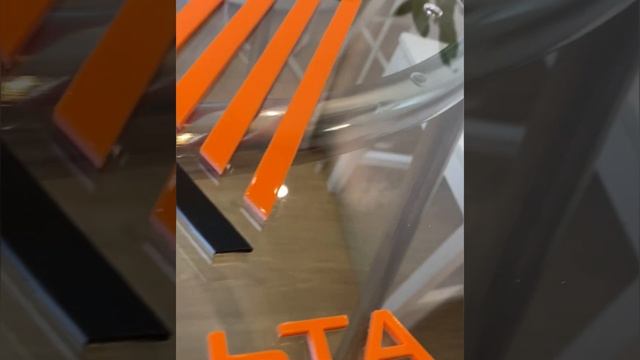 таблички из орг стекла с объёмными элементами и дистанционными крепежами.Офисные и уличные таблички смотреть онлайн