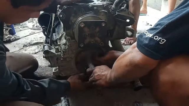 Dismantle Flywheel Using Fabricated Special Tools4HF1 #machine #mechanical #engine#automotive#truck смотреть онлайн