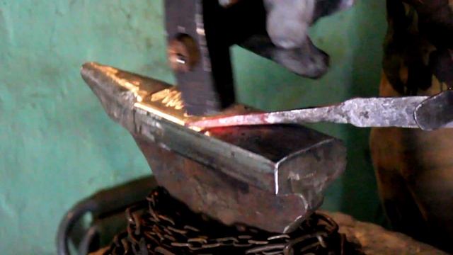 Ковка ножа из напильника / Forging a file knife смотреть онлайн
