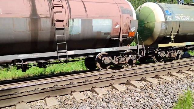 Электровоз ВЛ11.8-716/732Б с цистернами для нефтепродуктов смотреть онлайн