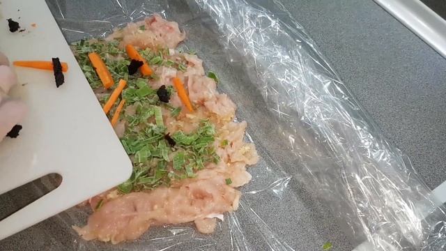 Рулет из курицы с начинкой, очень вкусный и яркий (субтитры). смотреть онлайн