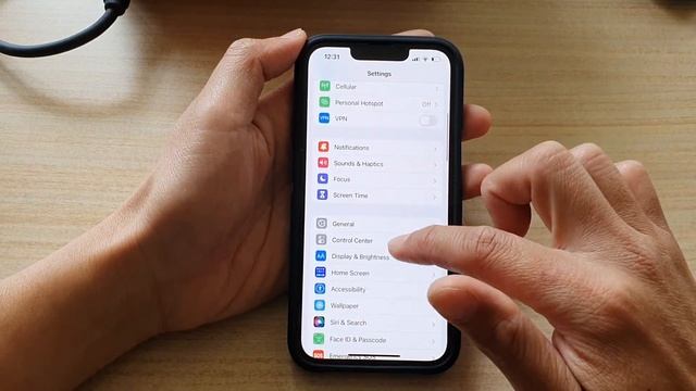 iPhone 13/13 Pro: How to Increase/Decrease Screen Brightness смотреть онлайн