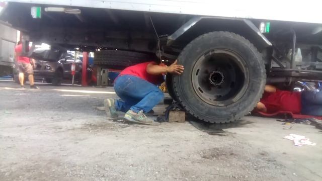 replace inner hub oil seal( Isuzu forward) смотреть онлайн