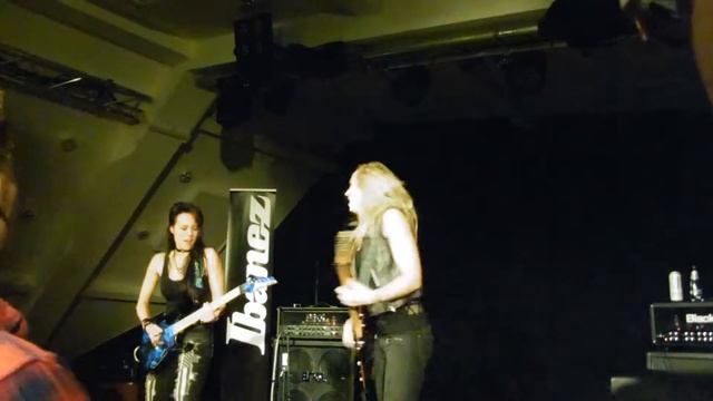 Nita Strauss & Jen Majura (Guitar Clinic Tour, Berlin 19/02/16)