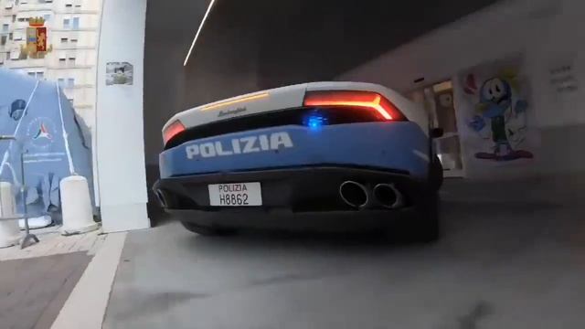 Italian Police Lamborghini races at 143mph to deliver life-saving kidney смотреть онлайн