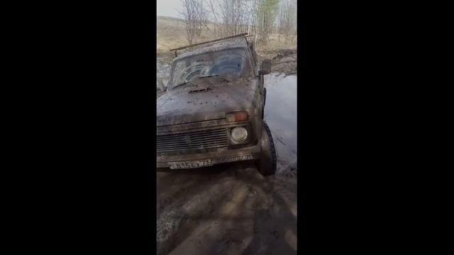 Нива в грязи. Сели в луже. Полный привод- в голове. смотреть онлайн