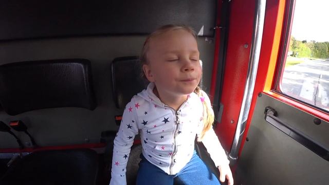 Экскурсия в пожарную часть. Катя тушит пожар / A trip to the fire department смотреть онлайн