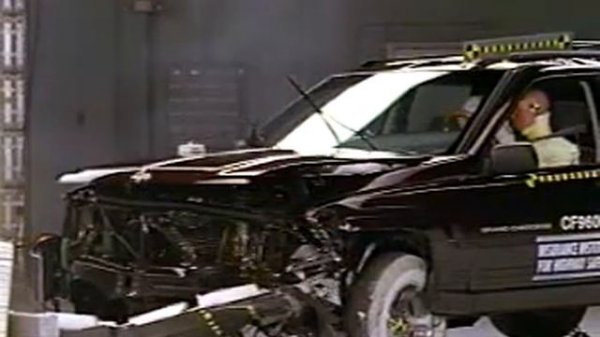 1996 Jeep Grand Cherokee moderate overlap IIHS crash test