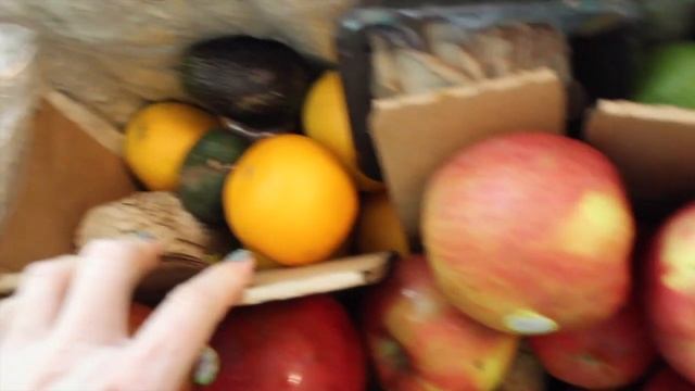 "How do you like them apples?" Huge organic apples + more [produce delivery] смотреть онлайн