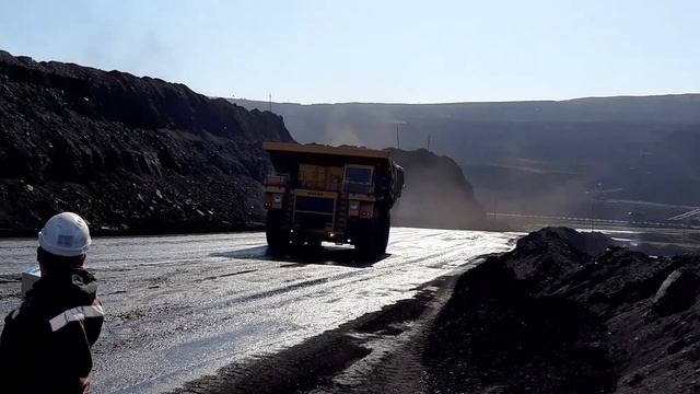 1 день после обеспыливания дороги Угольный разрез в Казахстане смотреть онлайн