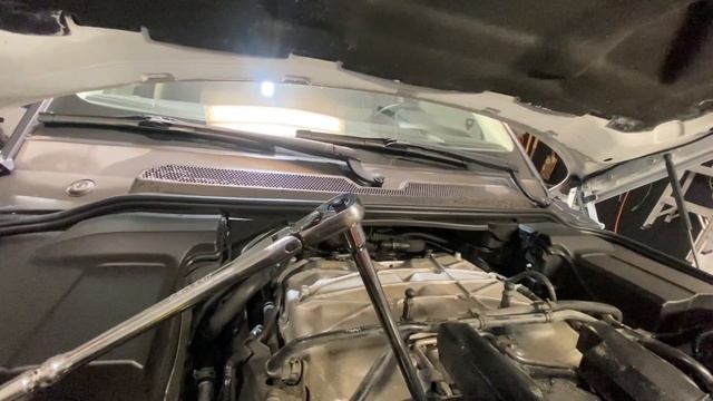 Oil change of a Range Rover Sport 5.0 L SC - the old fashioned way смотреть онлайн