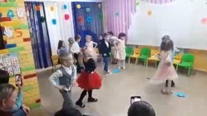 Танец:"мальчик с пальчик, девочка с мизинчик"