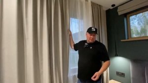 Дом с высокими окнами в пол и портальным выходом на террасу