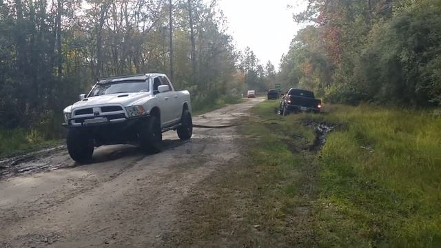 Dodge Ram pulls tundra stuck in the mud смотреть онлайн