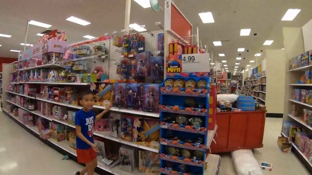 Disney DESCENDANTS 3 DOLLS - TOY HUNT! смотреть онлайн