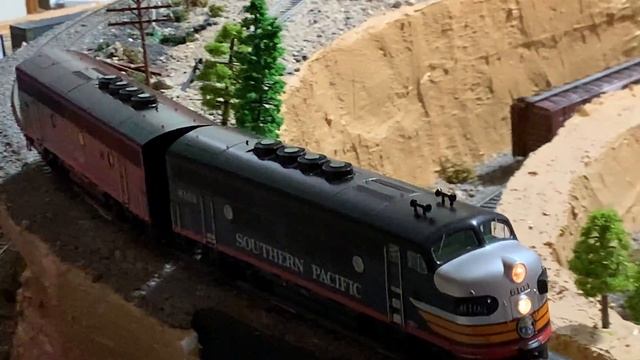HO Scale Athearn Genesis F3A F3B Diesel Locomotive SOUTHER PACIFIC "black widow" смотреть онлайн