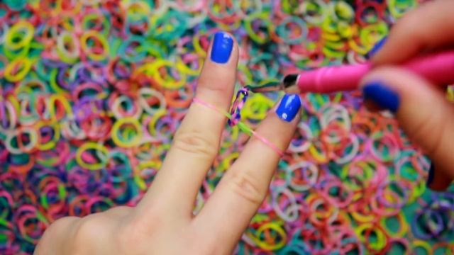DIY Rainbow Loom Phone Case | How To Weave An iPhone Case Without A Loom! Easy, Life Hack & Cheat! смотреть онлайн