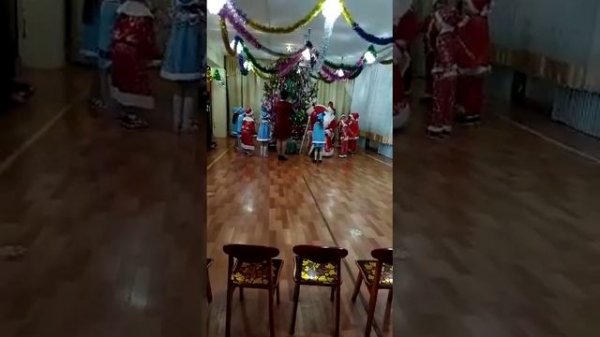 Песня "Словно белый часовой снеговик у елки..."