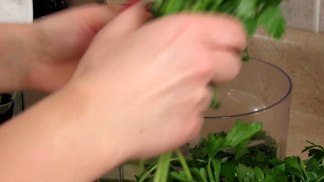 Parsley And Cilantro Green Juice Recipe With Lemon And Apple For Weight Loss & Detox | The Food Nut