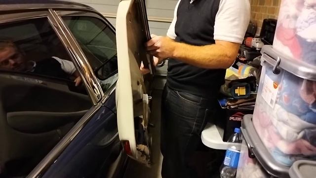 XJ8 Removing the driver door card while door is closed. смотреть онлайн