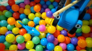 Синий трактор ловит рыбу