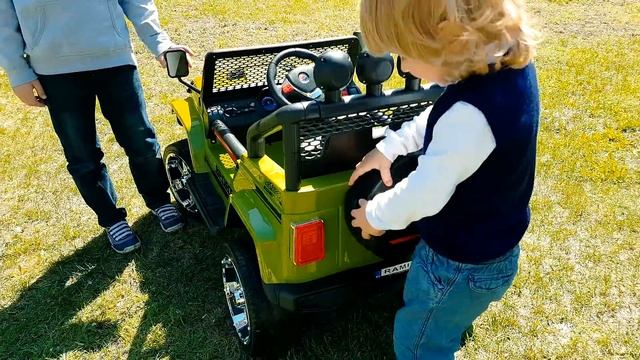 Рома и Кирилл РАСПАКОВЫВАЮТ и собирают машину Jeep S2388 Funny baby Unboxing And Assembling Jeep! смотреть онлайн