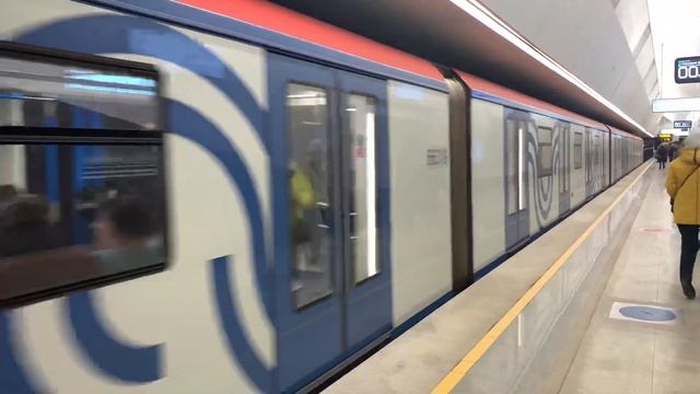 Электропоезд 81-765/766/767 “Москва” прибывает на станцию ”Нагатинский Затон” смотреть онлайн