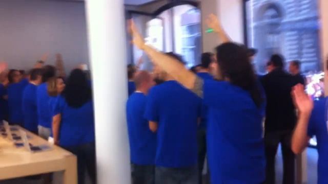 Inaugurazione Apple Store Via Rizzoli смотреть онлайн