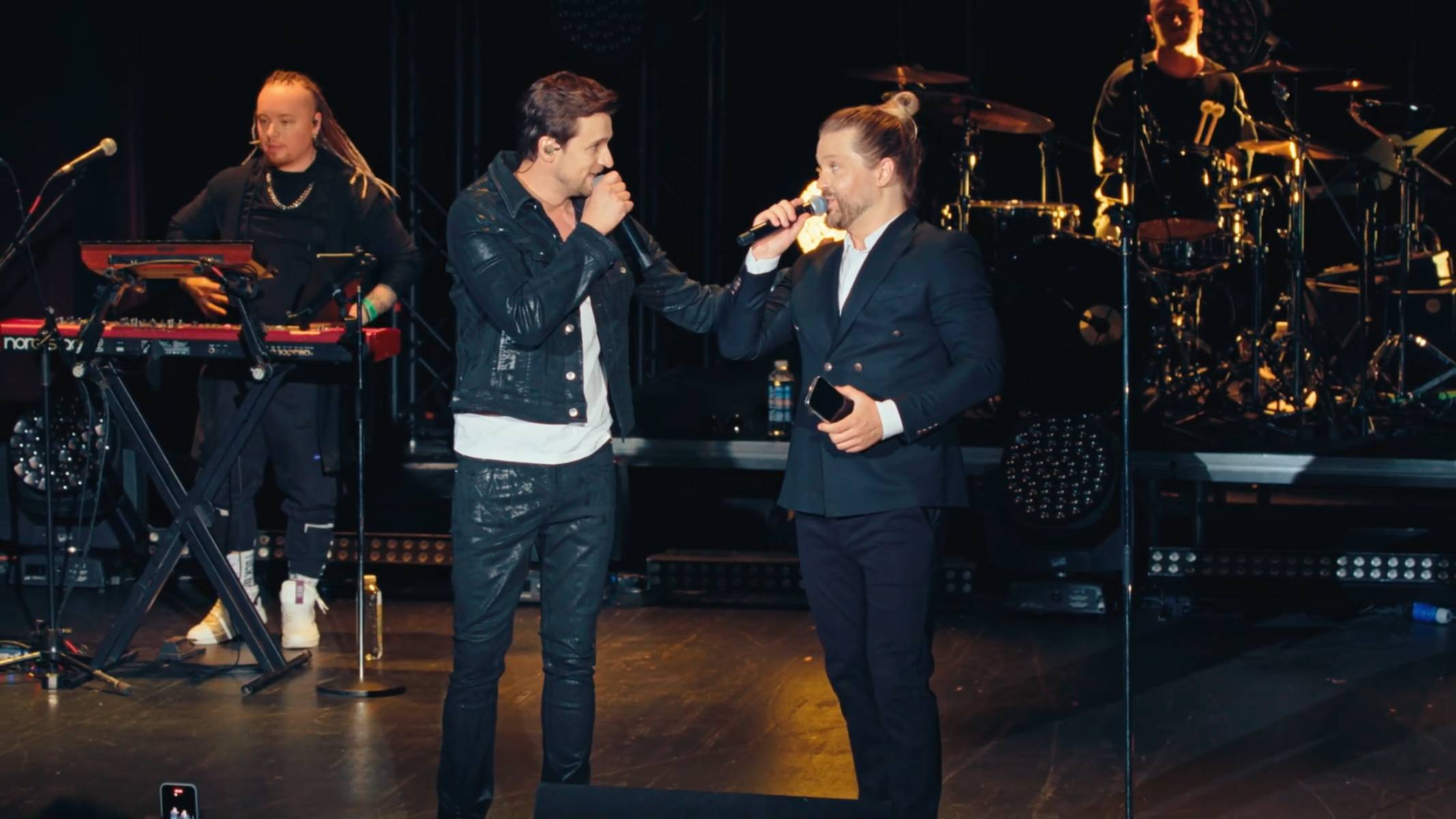 Арсений Бородин и Дмитрий Колдун - Куда уходит детство (Концерт в Vegas City Hall) смотреть онлайн