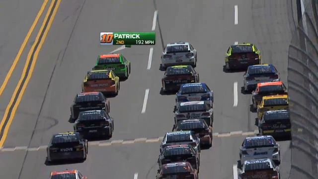 Даника Патрик отправляет Брэда Кеселовски на массовую горку - Талладега - Кубок НАСКАР по спринту 20 смотреть онлайн