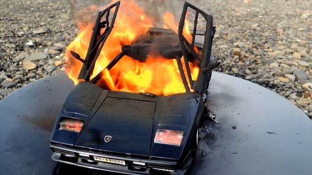 Burning my Lamborghini Countach - The Car is on Fire! Diecast Toy Car Burnout смотреть онлайн