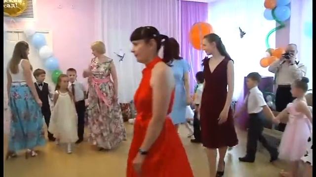Вход выпускников и педагогов Суслова Ю Л смотреть онлайн