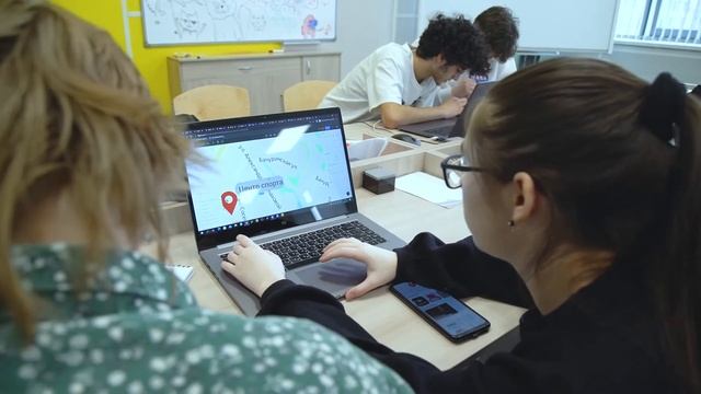 Видеорепотраж с образовательного хакатона "АПП! 101" смотреть онлайн