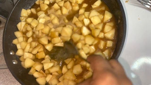 CARAMEL APPLE EGGROLLS | DESSERTS смотреть онлайн
