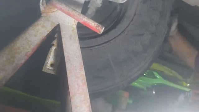 replace brake shoe front and rear..Isuzu NPR.(4HF1). смотреть онлайн