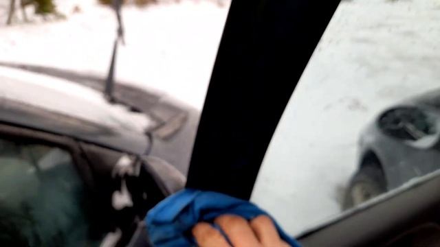 Чтобы не примерзали двери автомобиля.Чем смазывать и что делать...